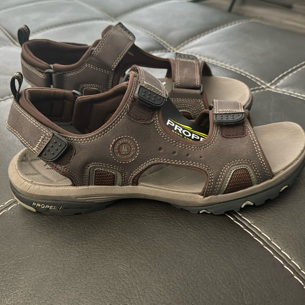 New Men’s bass engineered propel trail sandals/ still with tags